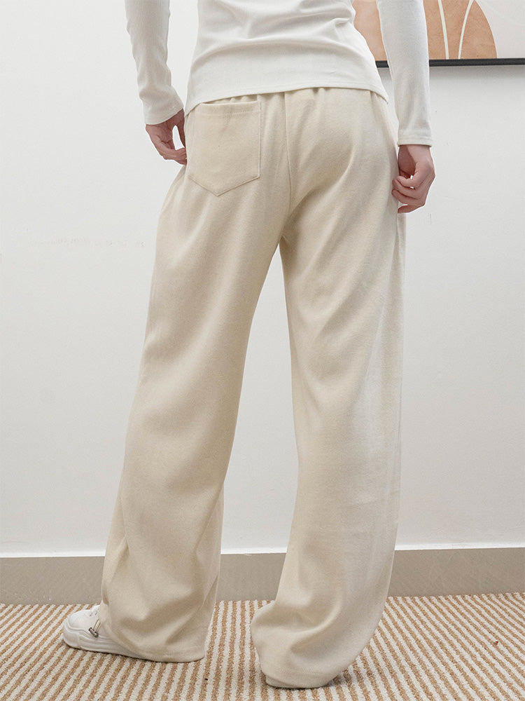 オフホワイトのパンツ