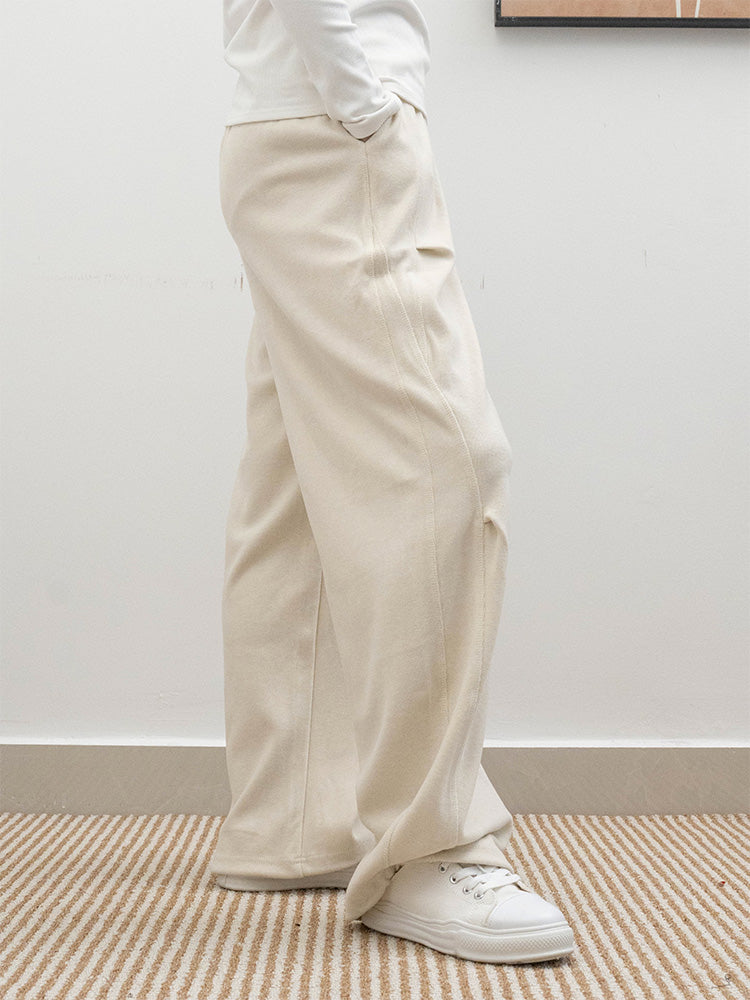 オフホワイトのパンツ