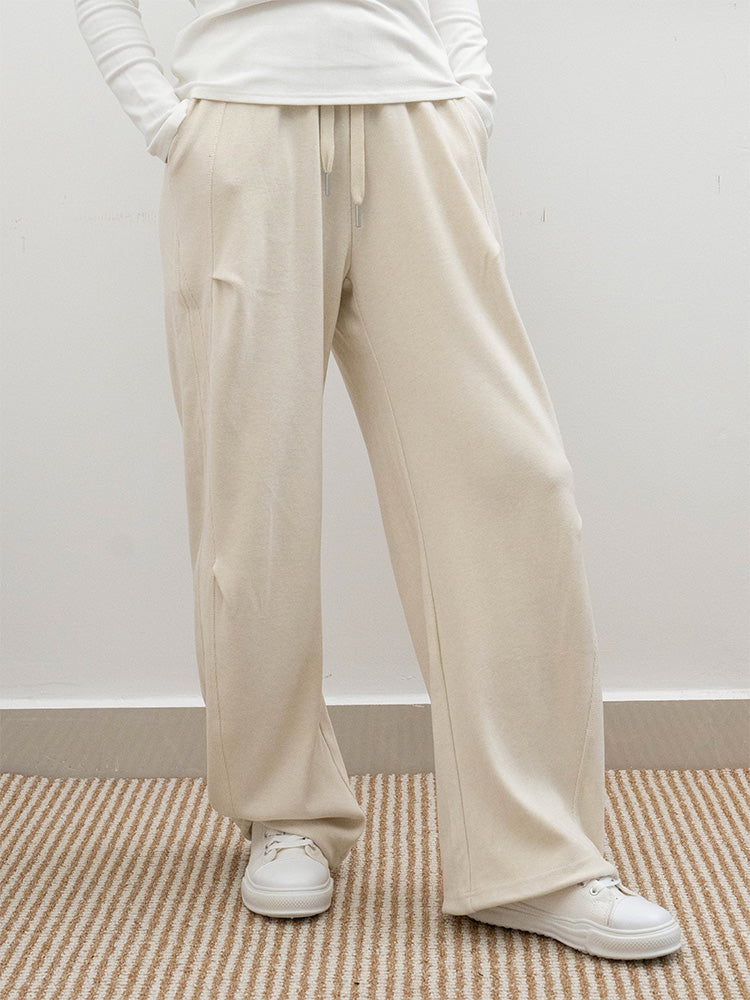 オフホワイトのパンツ