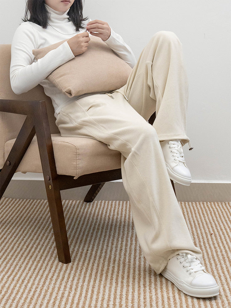 オフホワイトのパンツ