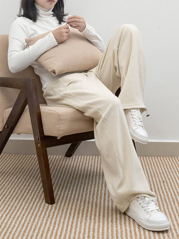 オフホワイトのパンツ